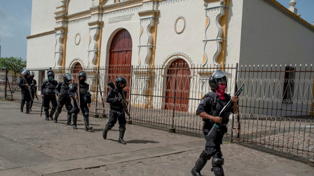 policias iglesia catolica
