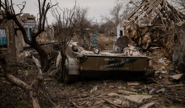 Los restos de un vehículo militar con el símbolo ruso ÒZÓ en el pueblo de Oleksandrivka. Nicole Tung/The New York Times