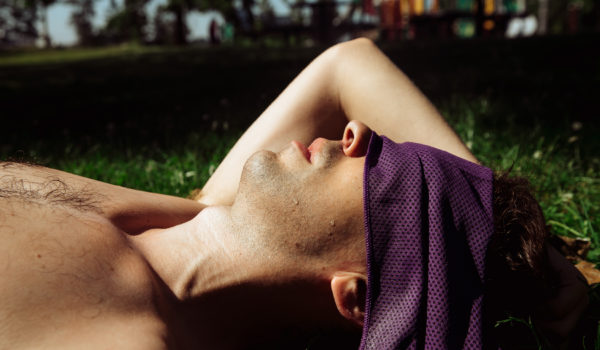 Un hombre yace al sol en Seattle. Sasha Arutyunova/The New York Times