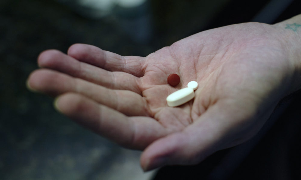 Un hombre sostiene suplementos en forma de píldora en Albuquerque, Nuevo México. Adria Malcolm/The New York Times