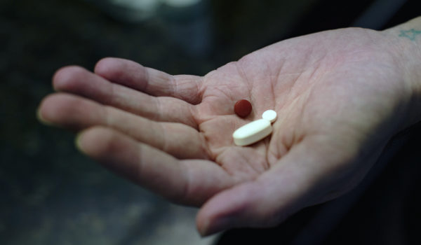 Un hombre sostiene suplementos en forma de píldora en Albuquerque, Nuevo México. Adria Malcolm/The New York Times