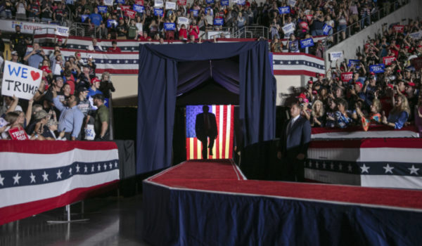 El expresidente Donald Trump, sube al escenario en un mitin en Erie. Maddie McGarvey/The New York Times