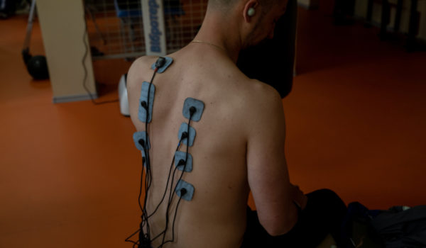 Un soldado ucraniano se somete a electroterapia por heridas sufridas en cautiverio ruso. Nicole Tung/The New York Times
