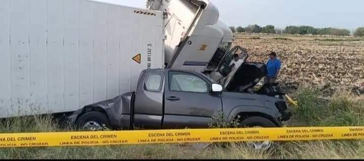 La rastra conducida por Francisco Humberto Mendoza cayó sobre la camioneta donde iba la familia Duarte Rios. LA PRENSA/ Redes sociales. 