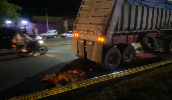 Adolescente arrollado por camión en Managua regresaba de comprar pizza para el cumpleaños de amiga