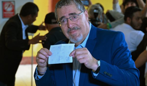 Los guatemaltecos votan en calma en un balotaje crucial para la democracia