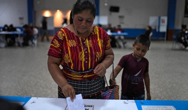 Bernardo Arévalo  «arrasa» en las elecciones de Guatemala