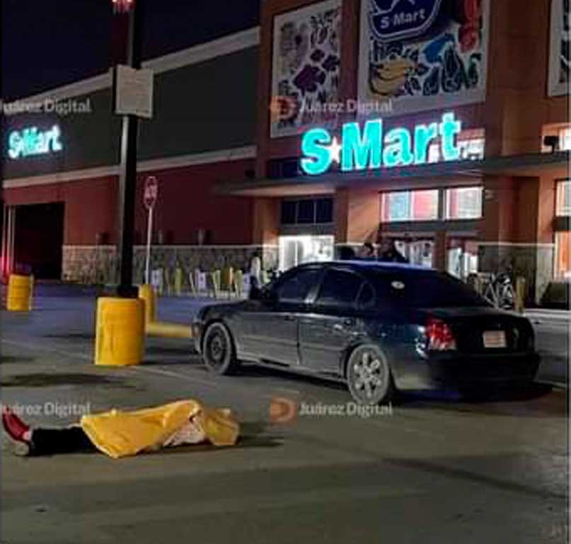 El cadáver de Kevin Espinoza quedó en la vía  publica frente a un establecimiento comercial en Ciudad Juárez, México. LA PRENSA/ Tomado de Juárez  Digital.  