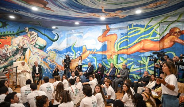 El papa «pintor por un día» en el mural de los jóvenes en Cascais