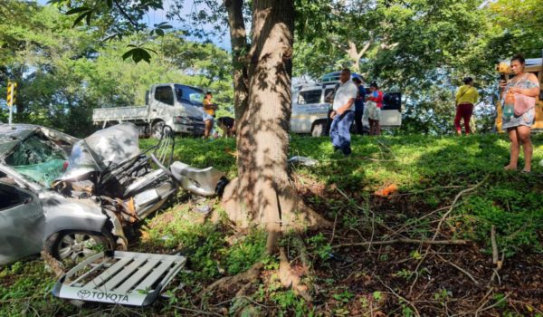 Dos lesionados deja choque de una camioneta en Chinandega