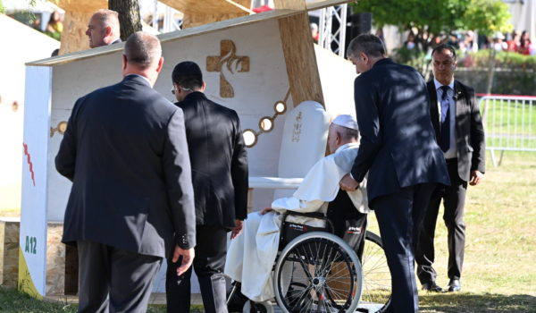 El papa confesó a tres jóvenes de España, Guatemala e Italia en un parque de Lisboa