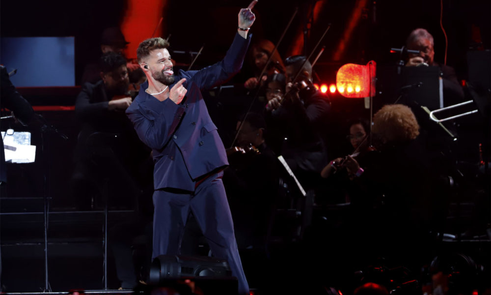 El cantante puertorriqueño Ricky Martin fue registrado este domingo, 27 de agosto, durante un concierto junto a la Orquesta Sinfónica de Puerto Rico, dirigida por Ángel Cucco Peña, en el Coliseo José Miguel Agrelot, en San Juan (Puerto Rico). EFE/Thais Llorca