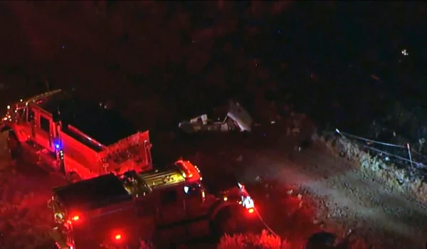 Socorristas en la escena de un accidente de un helicóptero que combatía un incendio forestal en Cabazon, California, el 6 de agosto de 2023. Captura de video del canal ABC7 Los Angeles divulgada por AP.
