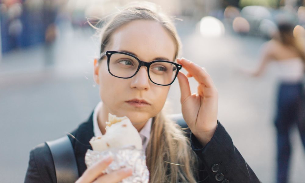 Getty Images ¿Cuántas veces has acabado comiendo rápido de pie, o caminando?