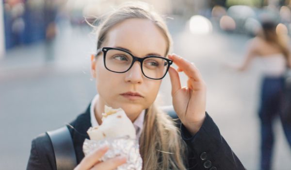 Getty Images ¿Cuántas veces has acabado comiendo rápido de pie, o caminando?