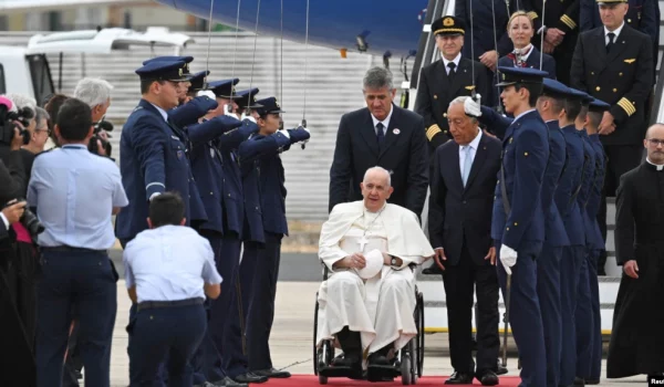 El papa Francisco es recibido por el presidente de Portugal, Marcelo Rebelo de Sousa, a su llegada a Lisboa el 2 de agosto de 2023.