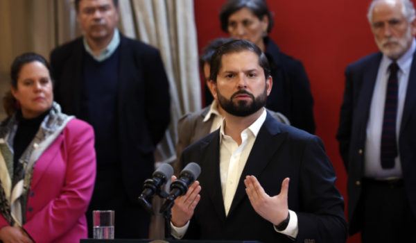 Boric realiza su tercer cambio de gabinete en año y medio y remueve a cuatro ministros
