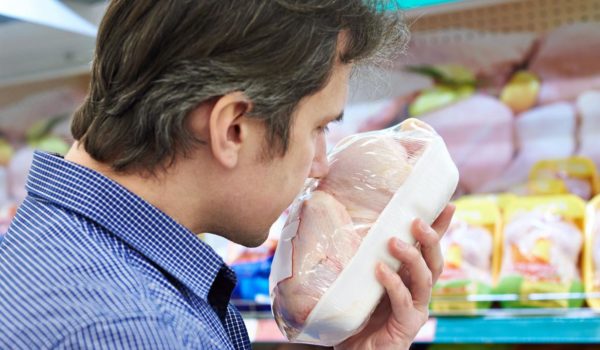 Getty Images El olfato no nos revela necesariamente el estado de un alimento.