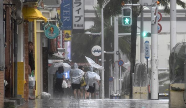 El sudoeste de Japón se mantiene bajo alerta por el regreso del tifón Khanun