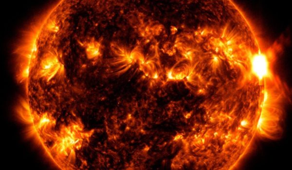 La NASA capta una fuerte erupción solar