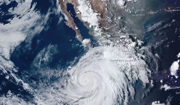 Imagen de la Oficina Nacional de Administración Oceánica y Atmosférica de EEUU (NOAA) muestra la posición del huracán Hillary fuera de las costas del Pacífico mexicano el 16 de agosto de 2023.