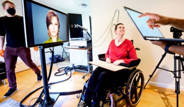 Implantes cerebrales y un avatar digital «devuelven” el habla a una mujer con parálisis