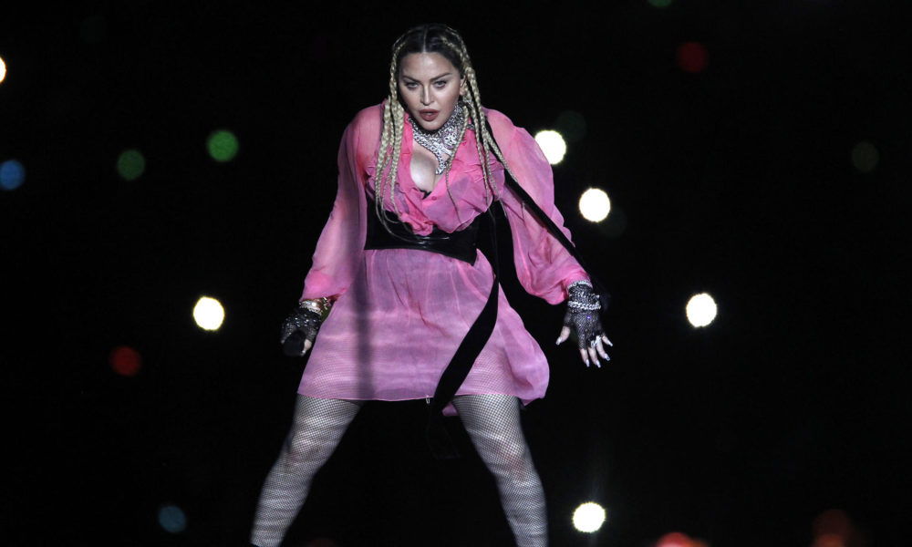 Fotografía de archivo fechada el 30 de abril de 2022 que muestra a la cantante estadounidense Madonna mientras se presenta durante el concierto "Medallo en el mapa" de Maluma, en Medellín (Colombia). EFE/Luis Eduardo Noriega