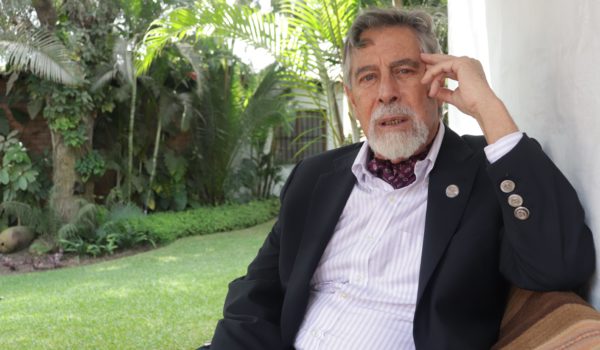 G. D. Olmo Francisco Sagasti, en el jardín de su casa.