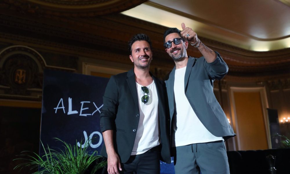 El cantante mexicano José María (i) y el español Alex Ubago posan durante una rueda de prensa hoy, en Ciudad de México (México). EFE/ Sáshenka Gutiérrez