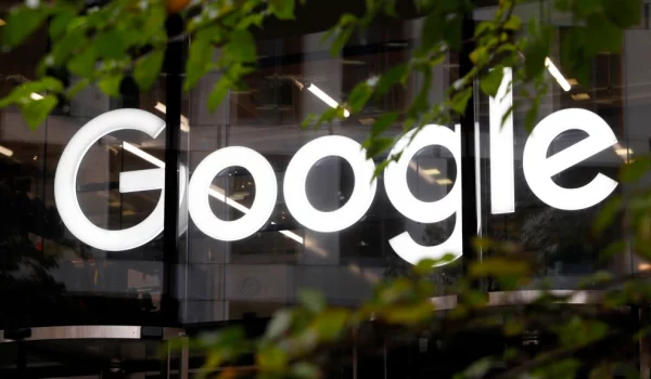 ARCHIVO - El logotipo de Google se muestra en sus oficinas de Londres.