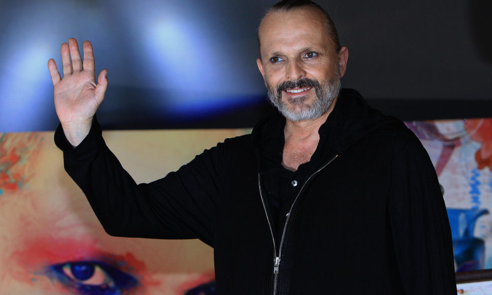 Fotografía de archivo fechada el 10 de noviembre de 2018 del cantante español Miguel Bosé mientras saluda durante una conferencia de prensa en la Ciudad de México (México). EFE/Mario Guzmán