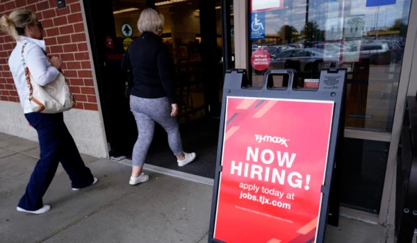 Un cartel anuncia puestos de trabajo abiertos en una tienda minorista de Vernn Hills, Illinois, el 12 de julio de 2023.