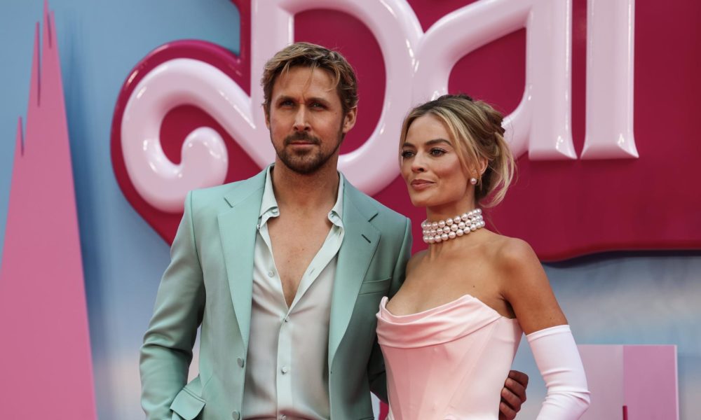 Fotografía de archivo, tomada el pasado 12 de julio, en la que se registró al actor canadiense Ryan Gosling (i) y a la actriz australiana Margot Robbie, protagonistas de la película 'Barbie', durante la premier de la cinta, en Londres (Reino Unido). EFE/Andy Rain