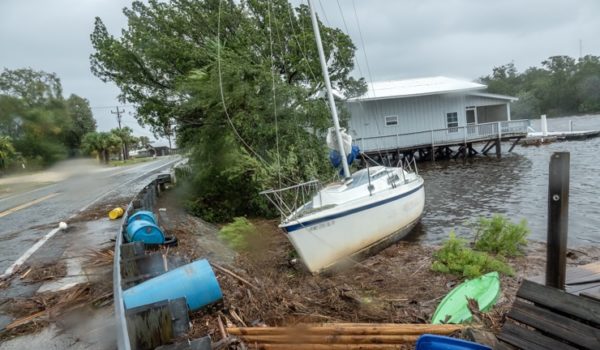 Idalia deja más de 250,000 hogares sin luz en Florida