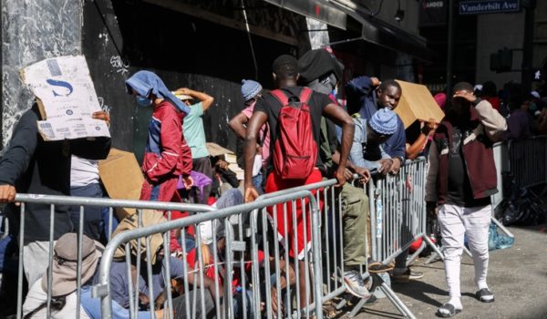 Nueva York recibió a 3,100 inmigrantes en una semana, los albergues se llenan rápidamente