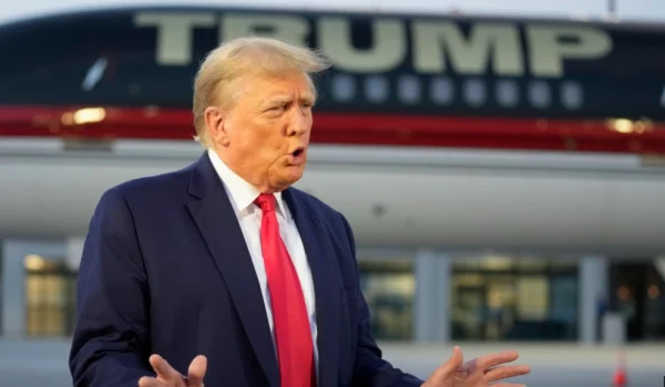 ARCHIVO - El expresidente Donald Trump habla con periodistas antes de partir del Aeropuerto Internacional Hartsfield-Jackson de Atlanta, en Atlanta, el 24 de agosto de 2023.