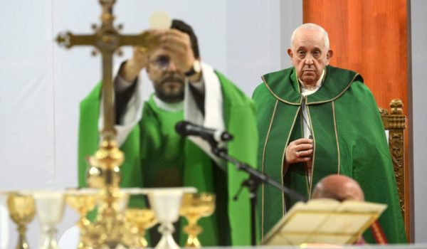 El papa visita centro de caridad en Mongolia y asegura que la Iglesia no hace proselitismo