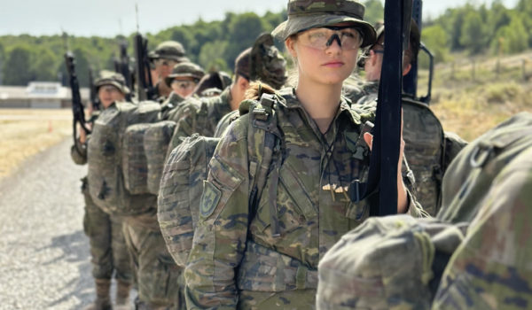 La heredera del trono en España aparece en sus primeras imágenes de militar con un arma