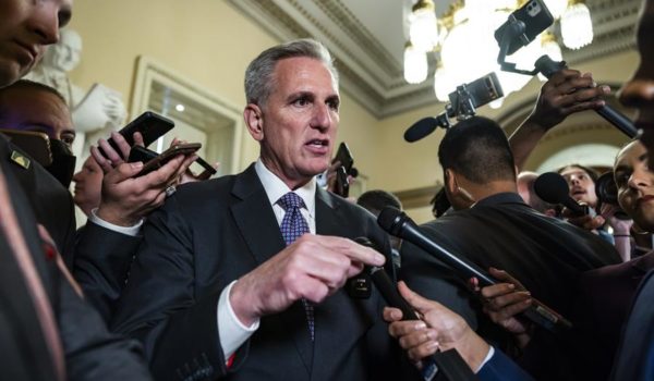 El líder republicano Kevin McCarthy ordena abrir una investigación de juicio político contra Joe Biden