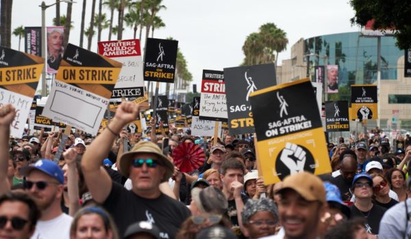 Los guionistas de Hollywood terminarán su huelga a medianoche tras el acuerdo con los estudios