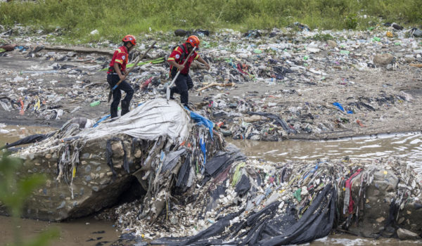 Reanudan la búsqueda de 14 desaparecidos por el desborde de un río que deja cinco muertos en Guatemala