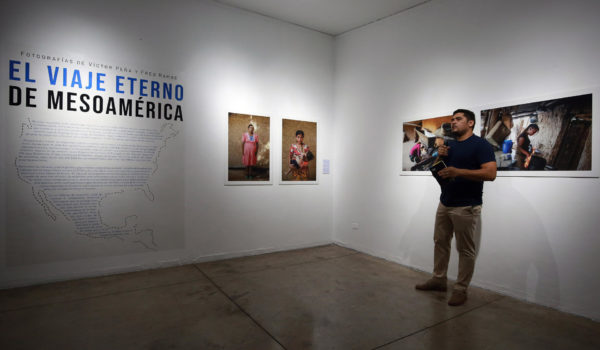 Fotógrafos salvadoreños muestran en una exposición las historias de mujeres migrantes