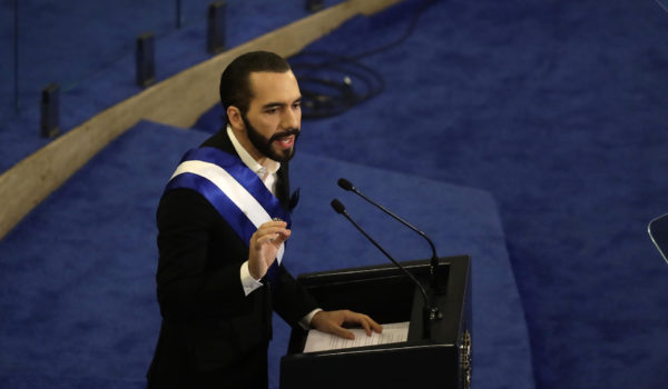 El presidente Bukele da la bienvenida a El Salvador al emir y a una delegación de Catar