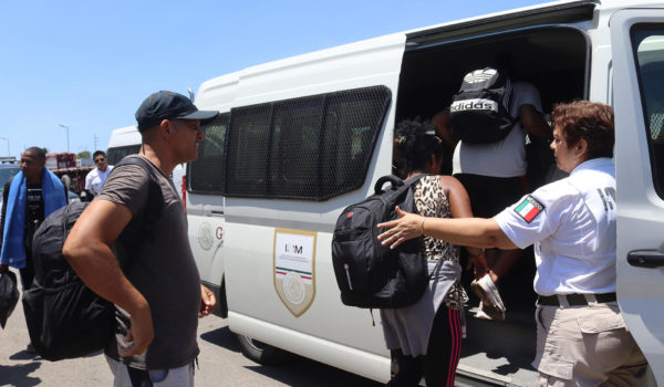 Agentes mexicanos hallan en una semana a 603 migrantes de países de Asia, África y América