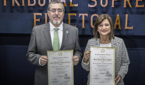 Tribunal electoral de Guatemala entrega credenciales al presidente electo