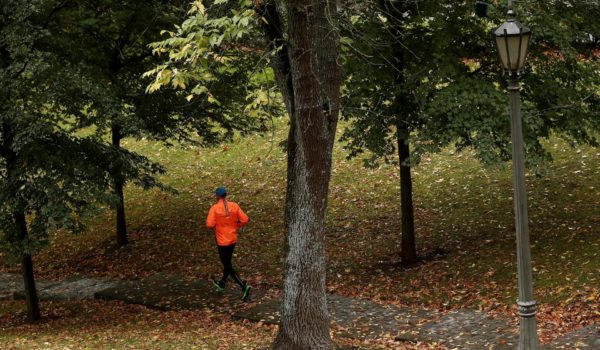 Llevar una vida saludable, lo que incluye dormir 8 horas, previene la depresión