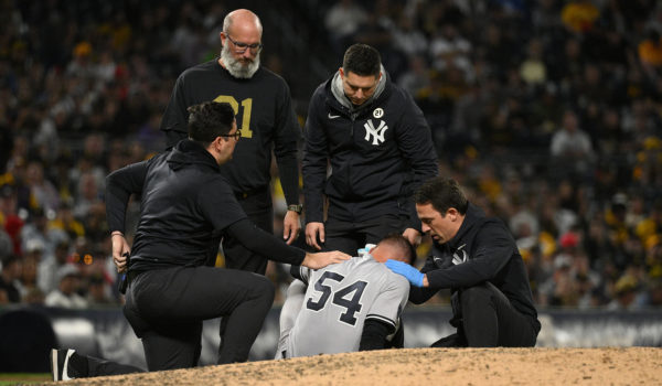 Lanzador de los Yanquis sale de juego tras ser impactado en la cabeza por un batazo