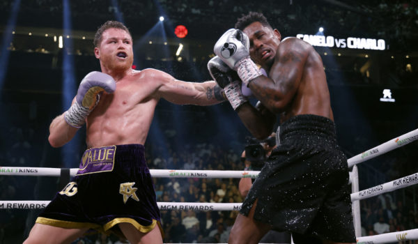 Canelo Álvarez prevalece frente a un Charlo que solo intentó sobrevivir en un deslucido combate