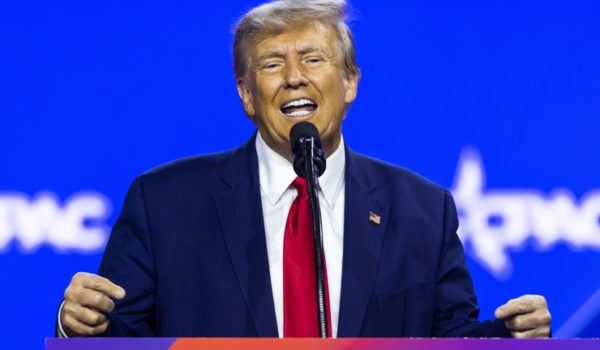 Trump amplía a 47 puntos ventaja sobre republicanos y empata con Biden con miras a 2024