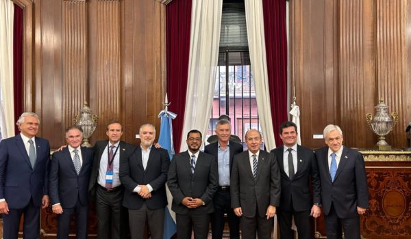 Expresidentes de América Latina se comprometen a combatir las dictaduras en la región